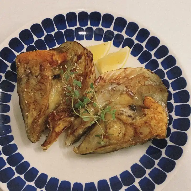 烤三文鱼头.有空气炸锅就能搞定啦～ 鱼头洗净厨房纸擦干后,盐 - 抖音