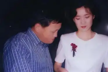 主持人李修平工作26年零失误嫁大10岁老公没有孩子也很幸福