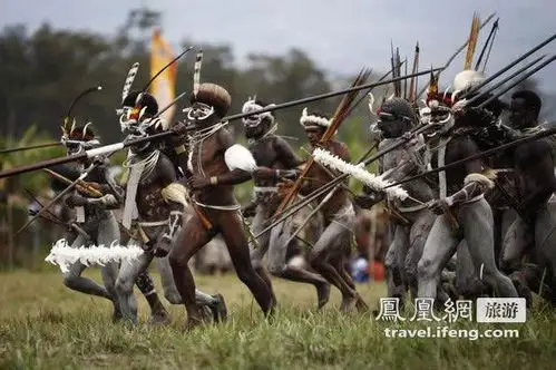 曝印尼土著部落全裸军演实况(组图)