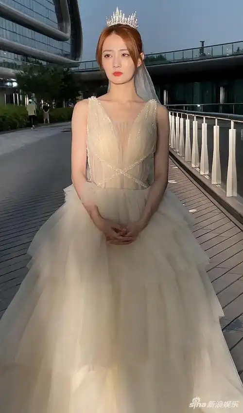 徐璐上海街头拍戏穿婚纱 见镜头可爱比剪刀手_娱乐频道_中国青年网