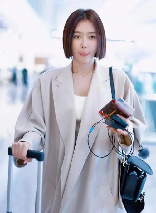 秦岚的时尚穿搭法:大衣 短裤 波波头,不仅时尚还能让人显瘦