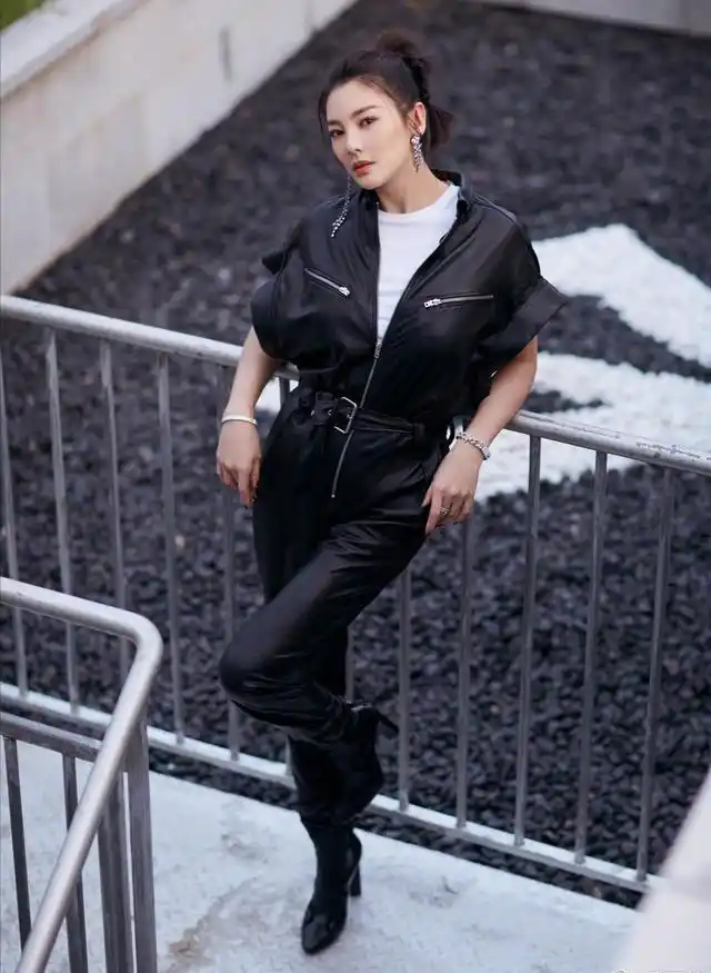 正面刚的张雨绮穿衣也霸气,连体皮裤个性又张扬,斑马皮裙真狂野