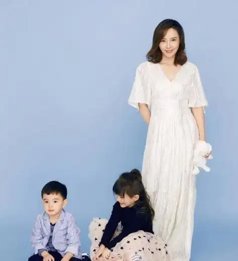 马雅舒登杂志美成少女,却被一对儿女抢镜,混血宝宝颜值逆天