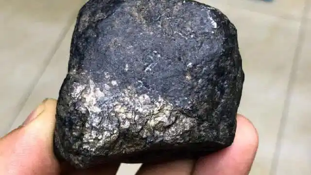 很少人认识的"石头",一克价值2亿胜过黄金,捡到千万别扔了