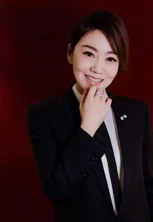 闫妮突破风格大片曝光,暗黑系造型大气时尚,佟掌柜美翻啦_黑色_套装