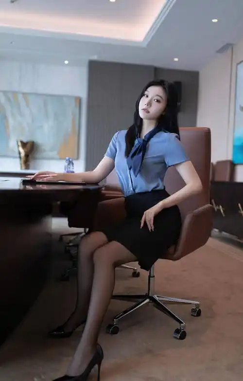 原创美女身姿窈窕教室坐姿尽显女人味