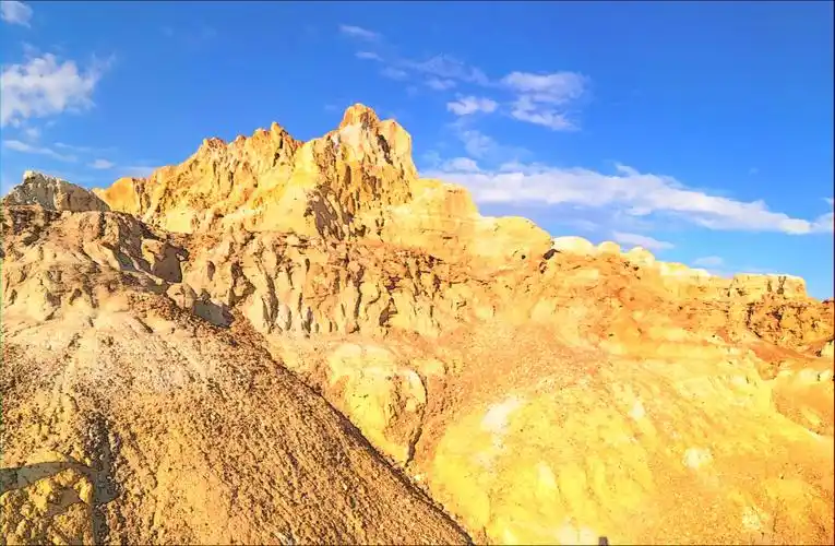 一座天然的露天金矿