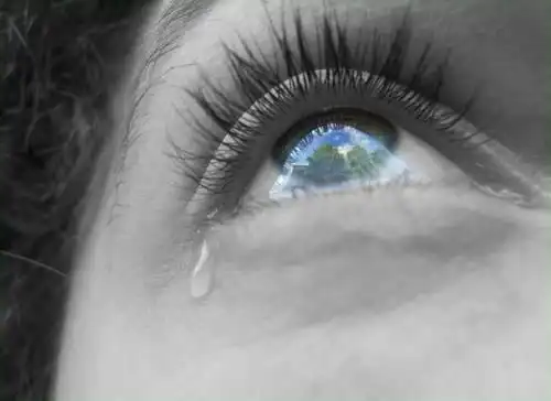 慰我半世哀伤伤心的图片流泪动漫唯美女孩希望你能够熬过孤独流泪伤感