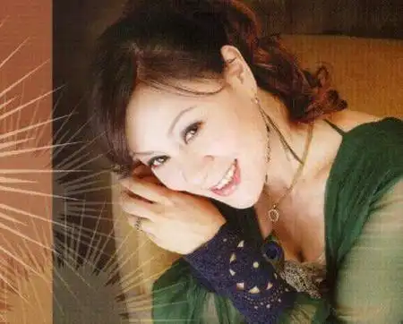 事业方面发展顺意的龙千玉,却在感情生活中屡次受挫,第一次结婚生下了