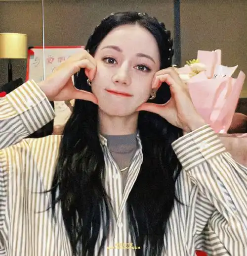 迪丽热巴好会比心##迪丽热巴比心的多种姿势