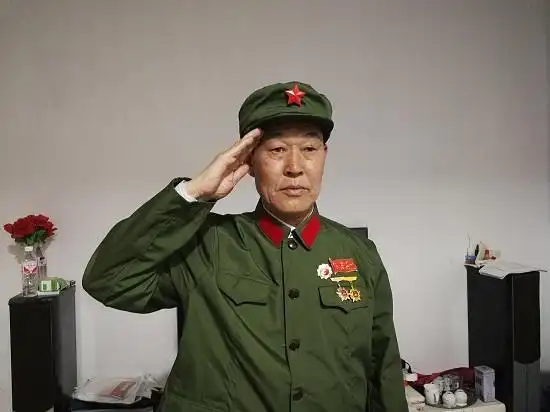 每逢"八一"建军节,田正洪穿上绿军装向党旗行军礼(三角坝村党支部 供