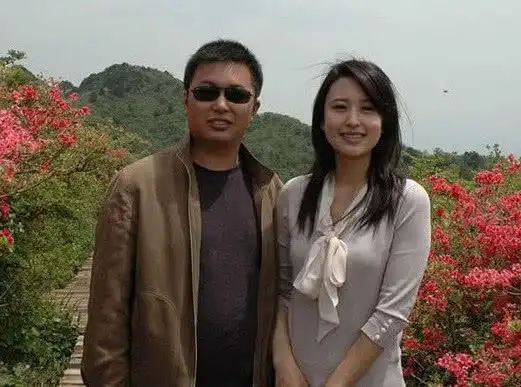 40岁张蕾近照大20岁老公原来是我们熟悉的他颜值一言难尽