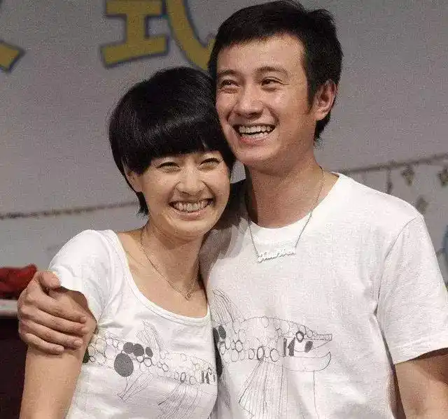 文章与某女演员有了比较亲密的一些接触,也就是说,文章对于自己的妻子