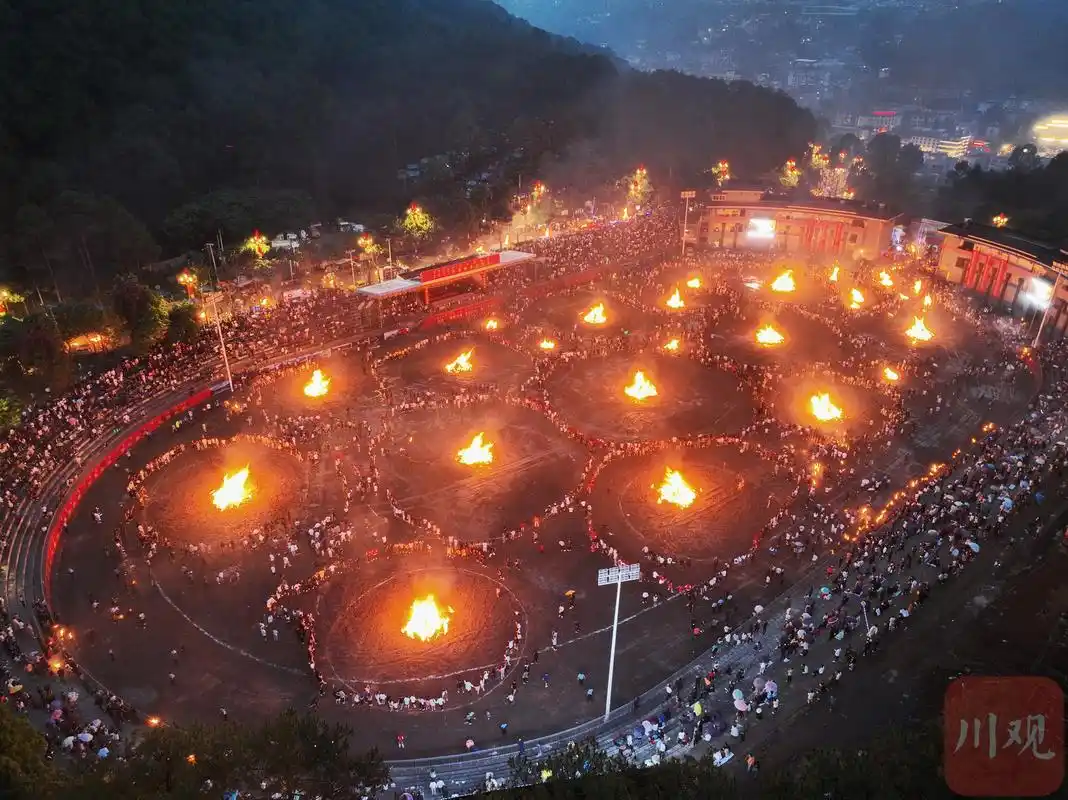 c视频丨"第一把火"在普格点燃 凉山彝族火把节系列活动启幕