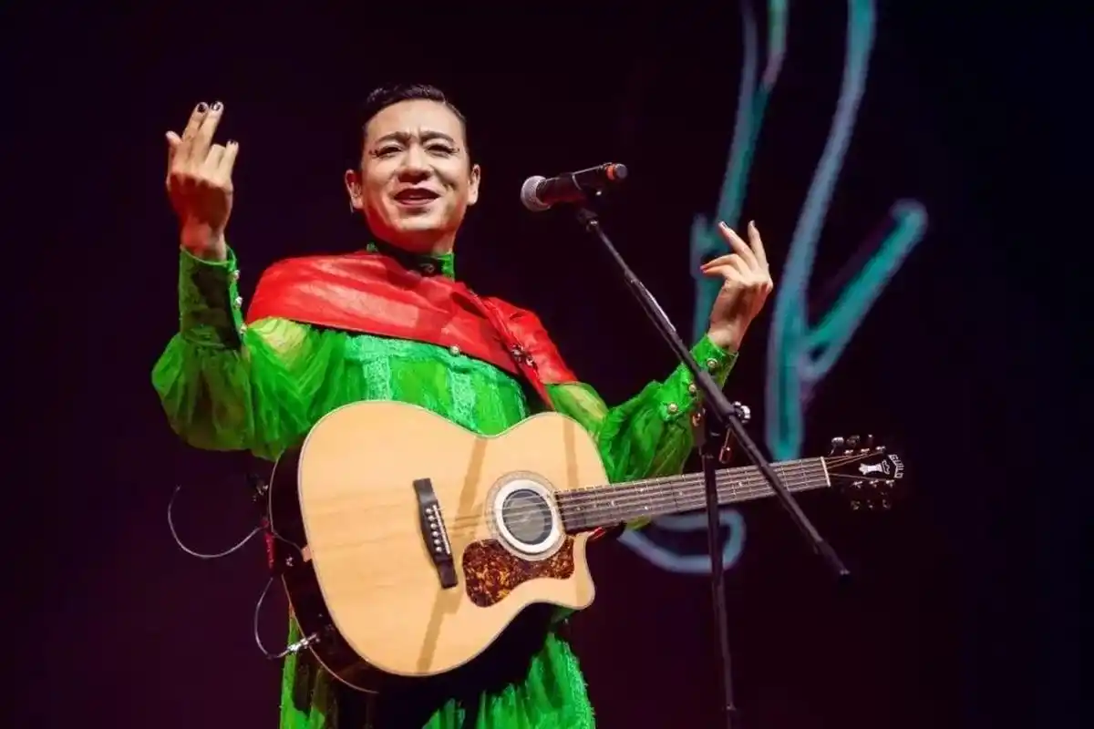 星云艺术家宇宙—梁龙 二手玫瑰乐队主唱,民族朋克先驱,中国摇滚教母