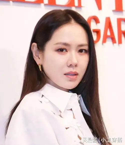 孙艺珍出席华伦天奴活动网友妆容老气有点显胖