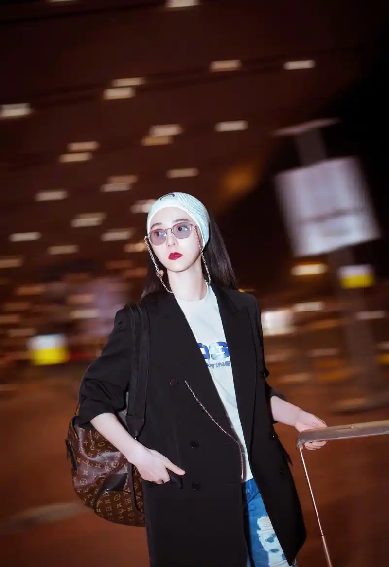 中国女艺人范冰冰 抵达法国尼斯机场,身着一袭黑衣搭配蓝色牛仔裤