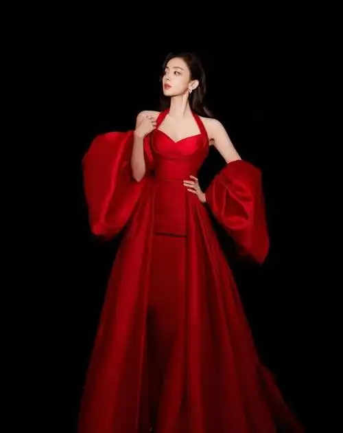 迪丽热巴与辛芷蕾从抱团取暖到娱乐圈的璀璨双星