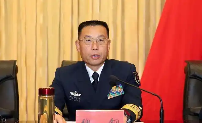 东海舰队司令员:魏钢生于1956年的田中,是河北黄骅人.