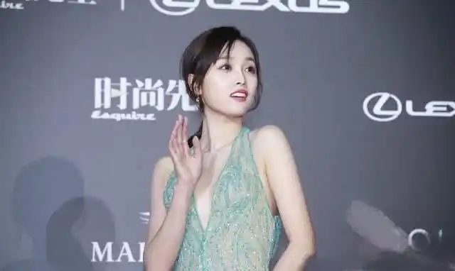 吴宣仪挑战液体透视裙,全身上下"一览无遗",为博眼球太拼了!