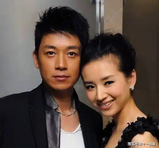 新恋情,与年轻男子吃烛光晚餐,对方身材高大帅气_潘粤明_王大治_儿子