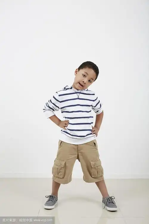 幼儿园小男孩站着的姿势