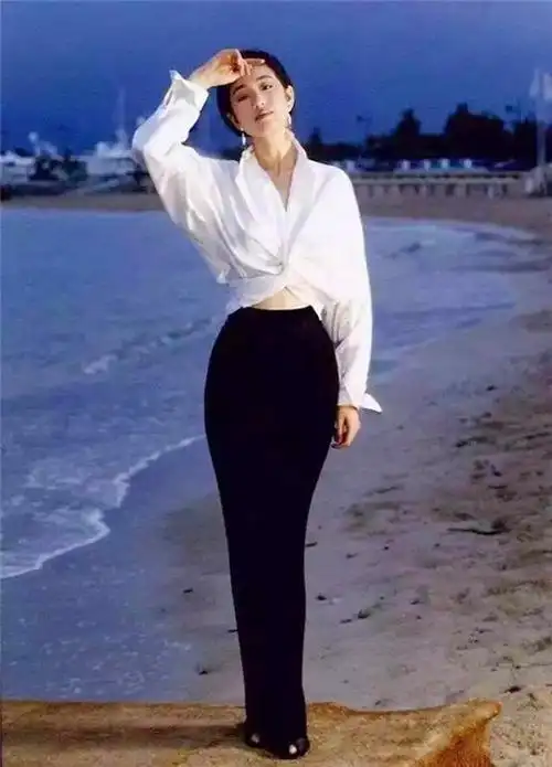 当看到巩俐穿上白衬衫,终于明白什么才是真正的高级气质