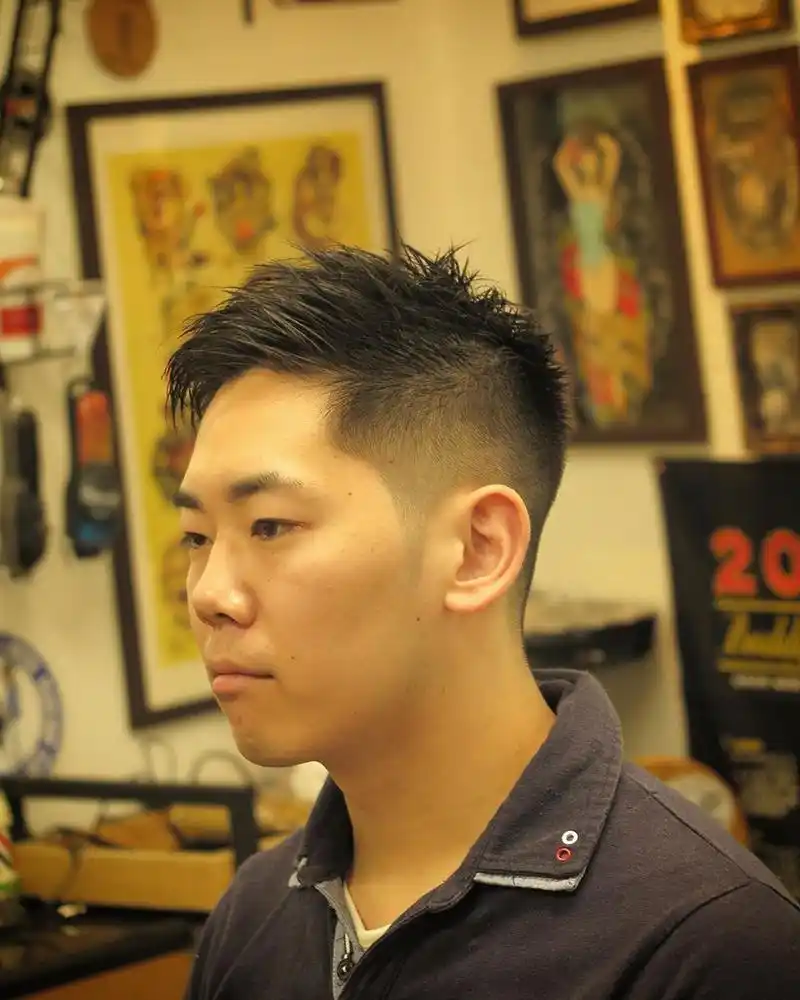 两侧铲短发型还有很多种可能性,具体地可以和发型师沟通来满足自己地