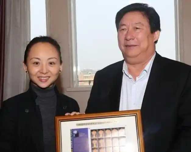 40岁邰丽华近况:拒绝富商8年求爱,嫁穷小子过一生!