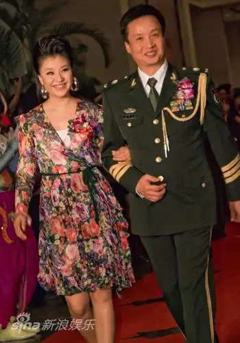 图文广东电视台建台50周年盛典阎维文与女伴