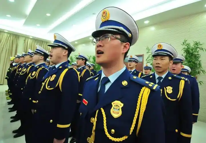 《中华人民共和国国歌》 "中国消防救援队"队旗 "中国消防救援队"