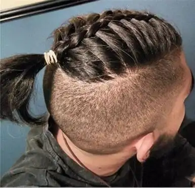 男生小辫子发型后脑勺引人注意显帅气俏皮魅力
