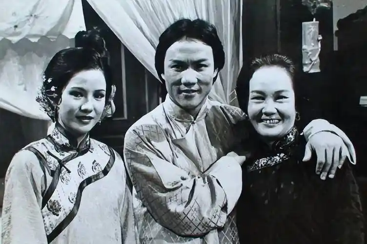 《大侠霍元甲》演员现状,削发为僧,誓不嫁人,他们各有各的辛酸_黄元申