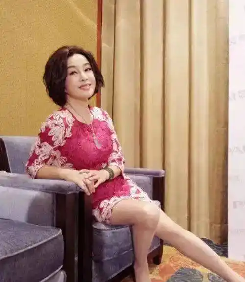 刘晓庆晒照不扮嫩不修图,没浓妆加持素颜就是普通奶奶,但71岁还是很有