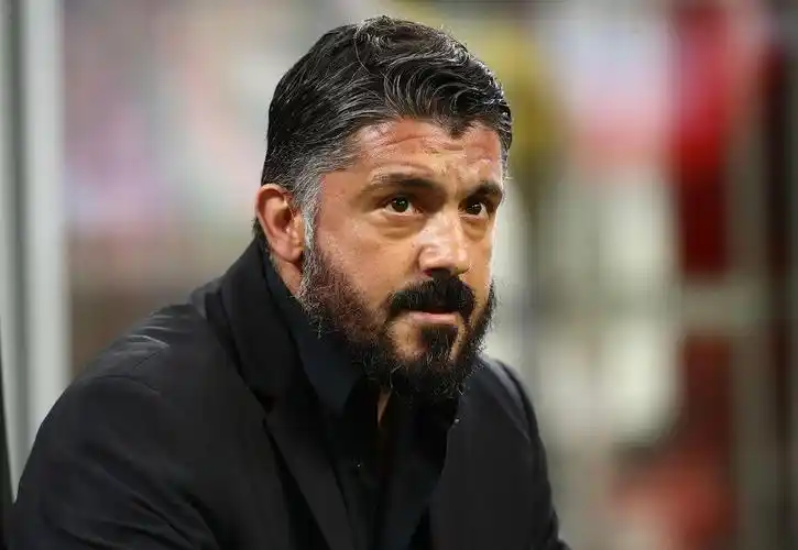 高清图加图索场边眼神空洞蓝鹰主帅疯狂庆祝