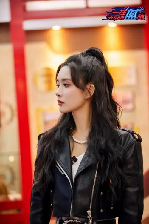 孟子义参加综艺《一往无前的蓝》 一口气用水带炫十个保龄球