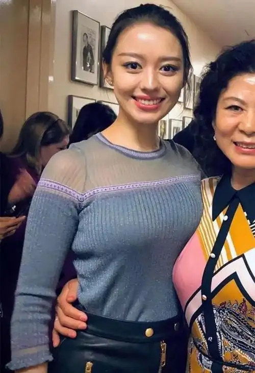 吉娜不愧是"人间芭比",穿针织衫勒出巴掌腰,半点不露照样性感