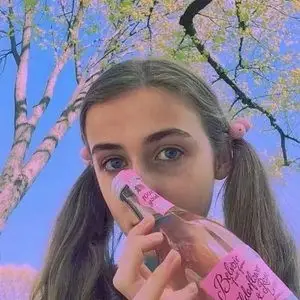 青春时尚欧美女孩微信头像10