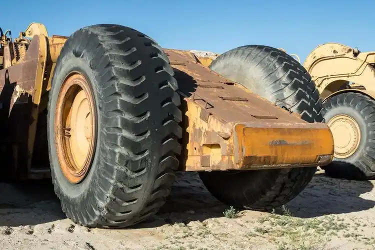 大重型车轮,在一块重型地球移动设备上的大车轮和大量橡胶轮胎视图.
