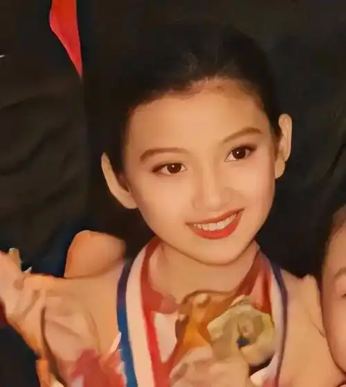 毛晓彤:被父亲抛弃垃圾桶,被男友陈翔劈腿,速看"美强惨"逆袭