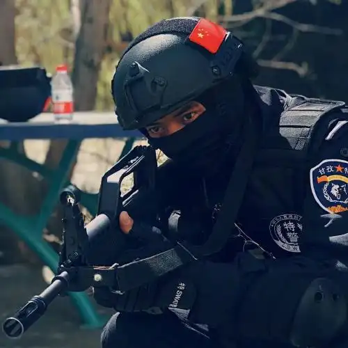 网友力捧的特警小哥哥,还有这一面……_腾讯新闻