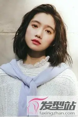 中长发女生纹理烫发型 游走在直与卷之间的美