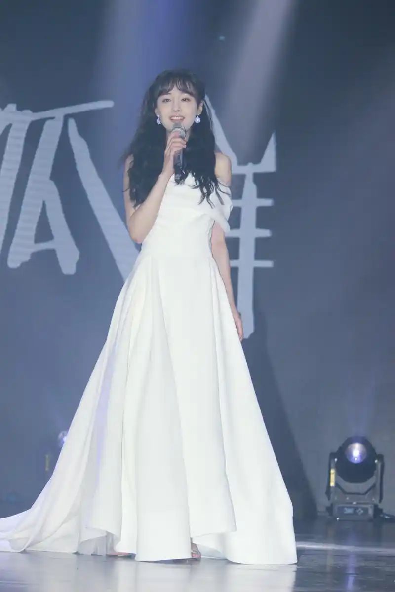 组图:郑爽生日会露肩白裙清爽可人 搭配天使翅膀唱歌宛如仙女