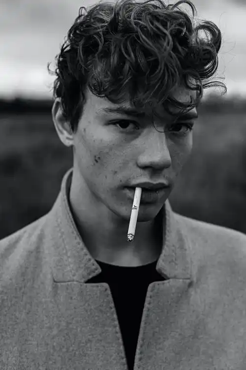 时尚潮流黑白卷发男子照片