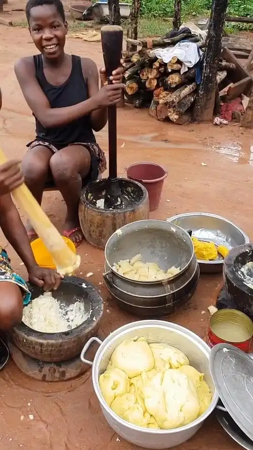 非洲人在做饭她们都是这样和面