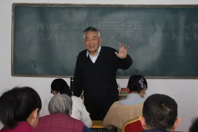 疫情来袭躲猫猫 大学老师出新招