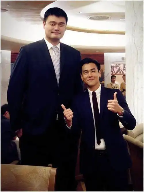 "身高检测器"姚明与众星合影:黄晓明让人意外,韩红小鸟依人嗯