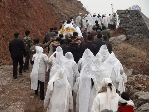 农村丧葬习俗:入敛仪式,就是指为死者穿衣服