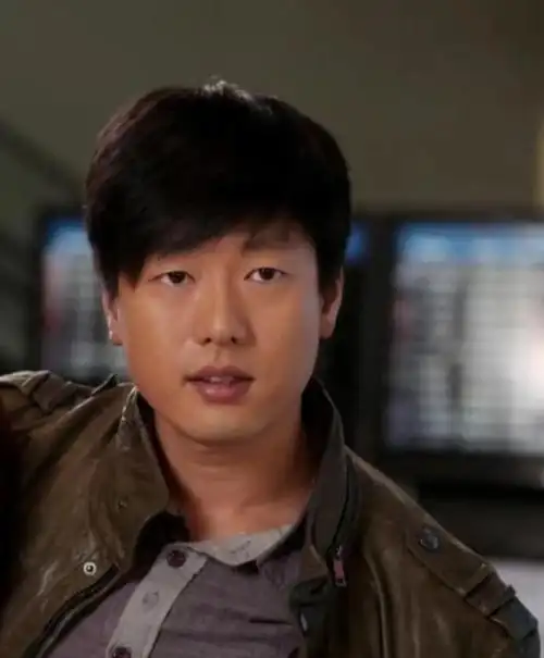 凌潇肃超市被偶遇,身材发福留胡须显邋遢,网友感叹:差距太大