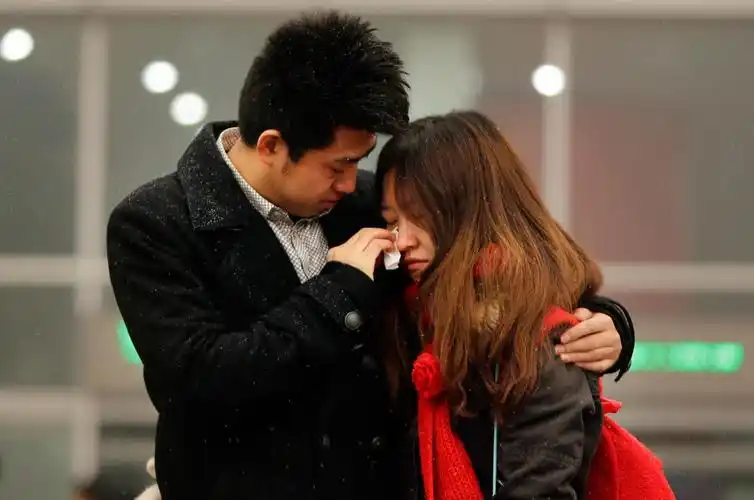 2012年1月8日,北京西站,即将分别的恋人说着情话.ap photo/andy wong